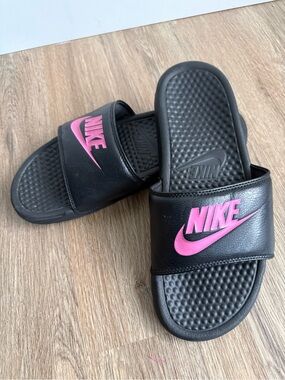 Nike Flip Flops Women’s Black Slide Sandals with Pink Logo Size 9